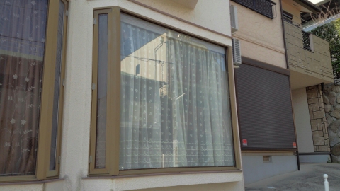 【神戸鷹取店】窓の割れ替えも大変です！