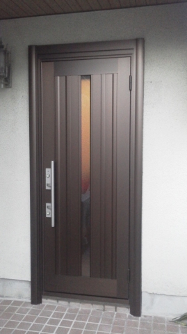 【神戸鷹取店】年季の入った木製ドアをピカピカのリフォームドアに！
